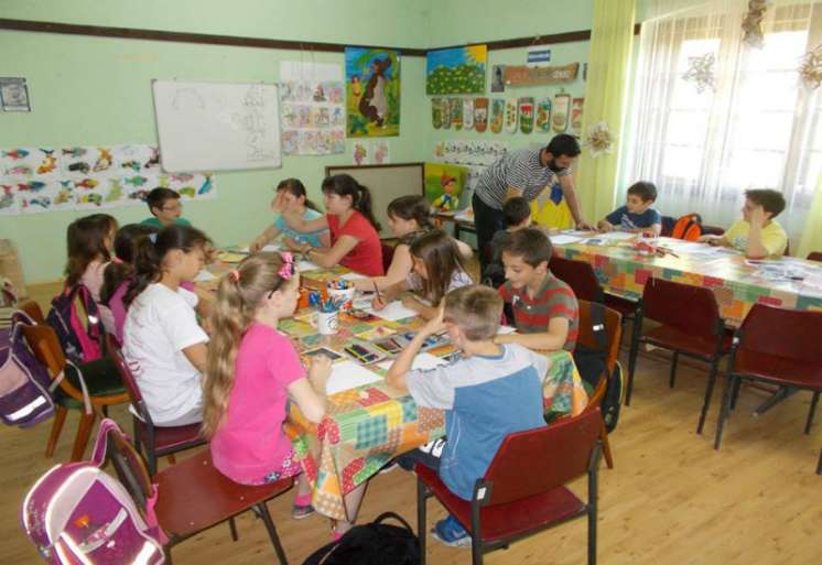Druženje uz crtanje u Dolovu je prošlo više od dvadeset mališana