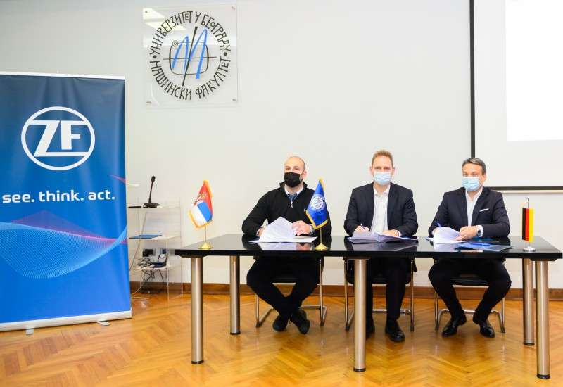 Ugovor su potpisali ispred kompanije ZF Srbija Direktori Michael Stauch i Milan Grujić, i Bogdan Čarapić Vođa tima Drumska Strela