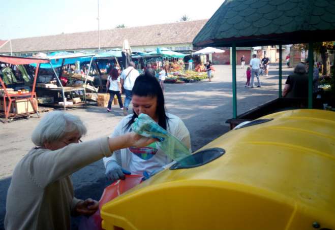 Građani donose ambalažu i odlažu je u namenski kontejner na pijaci u Pančevu