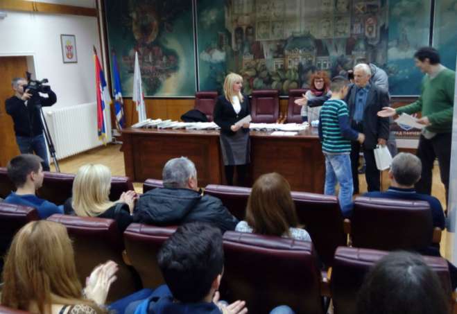 Danas su uručene nagrade učenicima Pančeva koji su osvojili nagrade iz opštih školskih predmeta, na državnim i međunarodnim takmičenjima, u školskoj 2015/16. godini