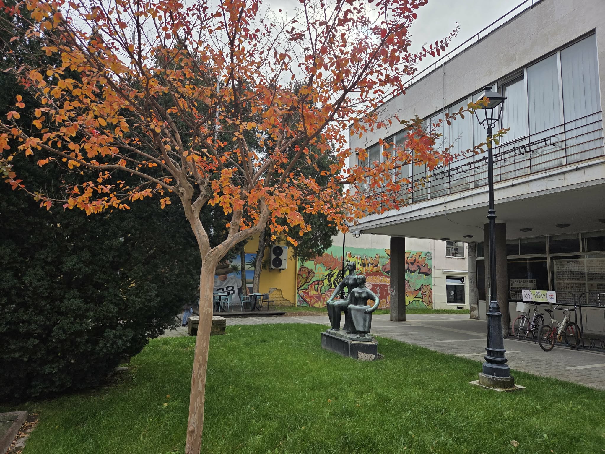 ambijentalna celina Pancevo s skulpturom dve zene