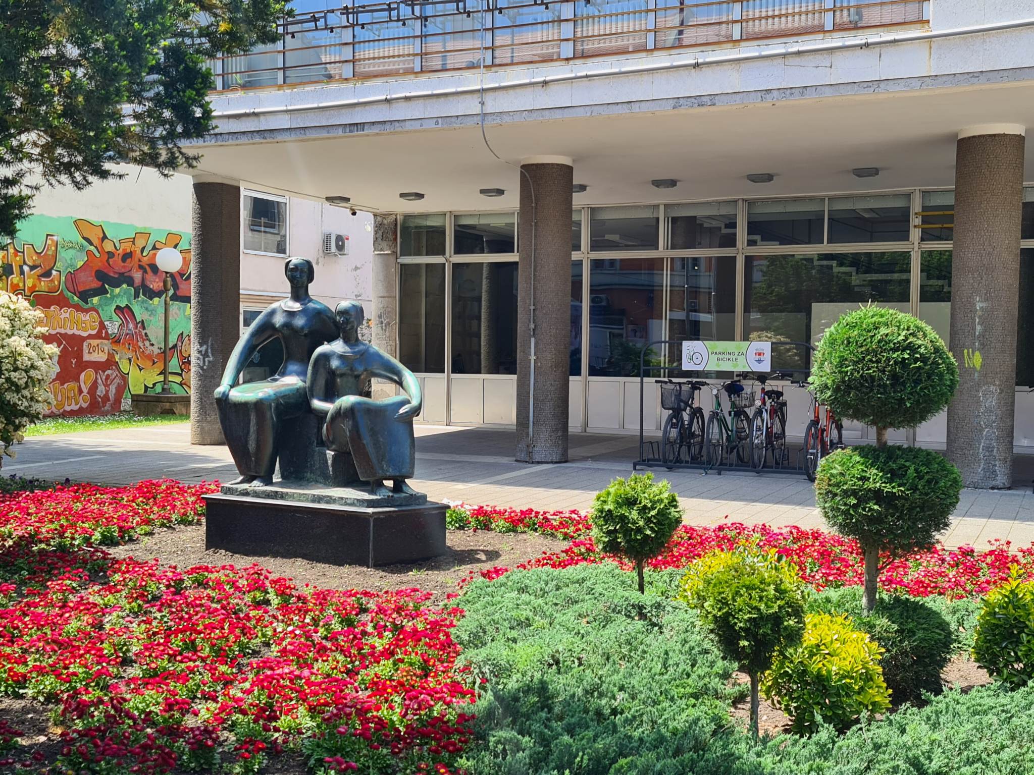 spomenik udovice ili dve zene prolece