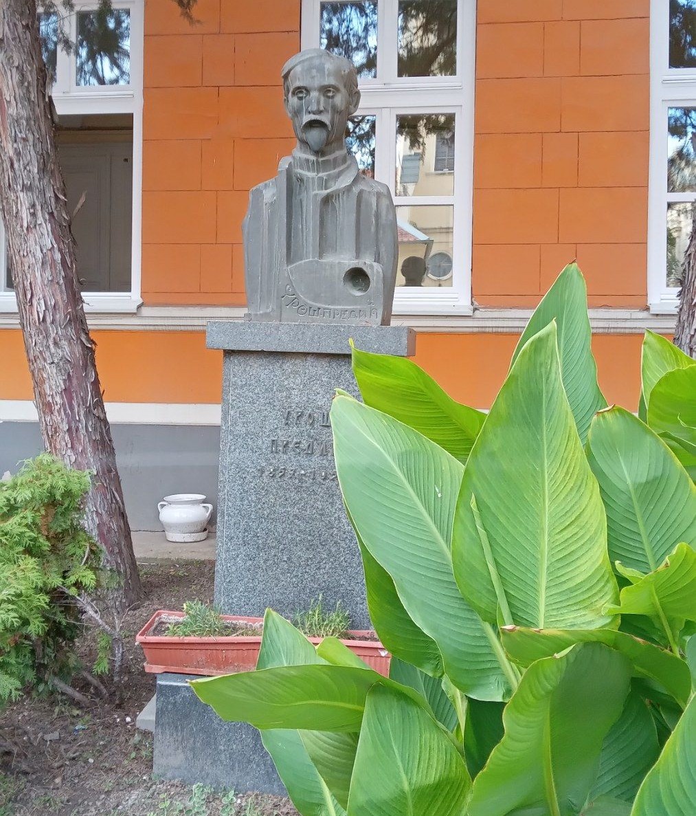 uros predic u dvoristu gimnazije