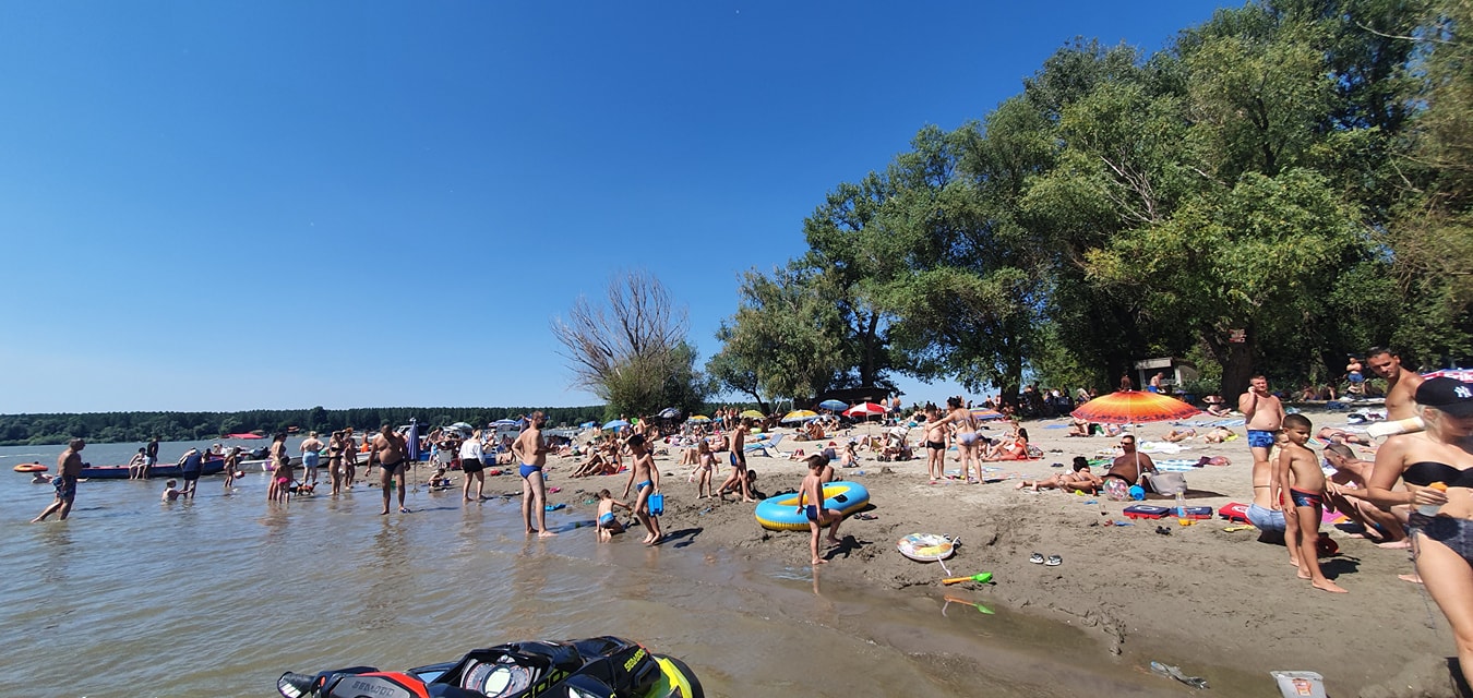Bela stena vikendom puno kupaca