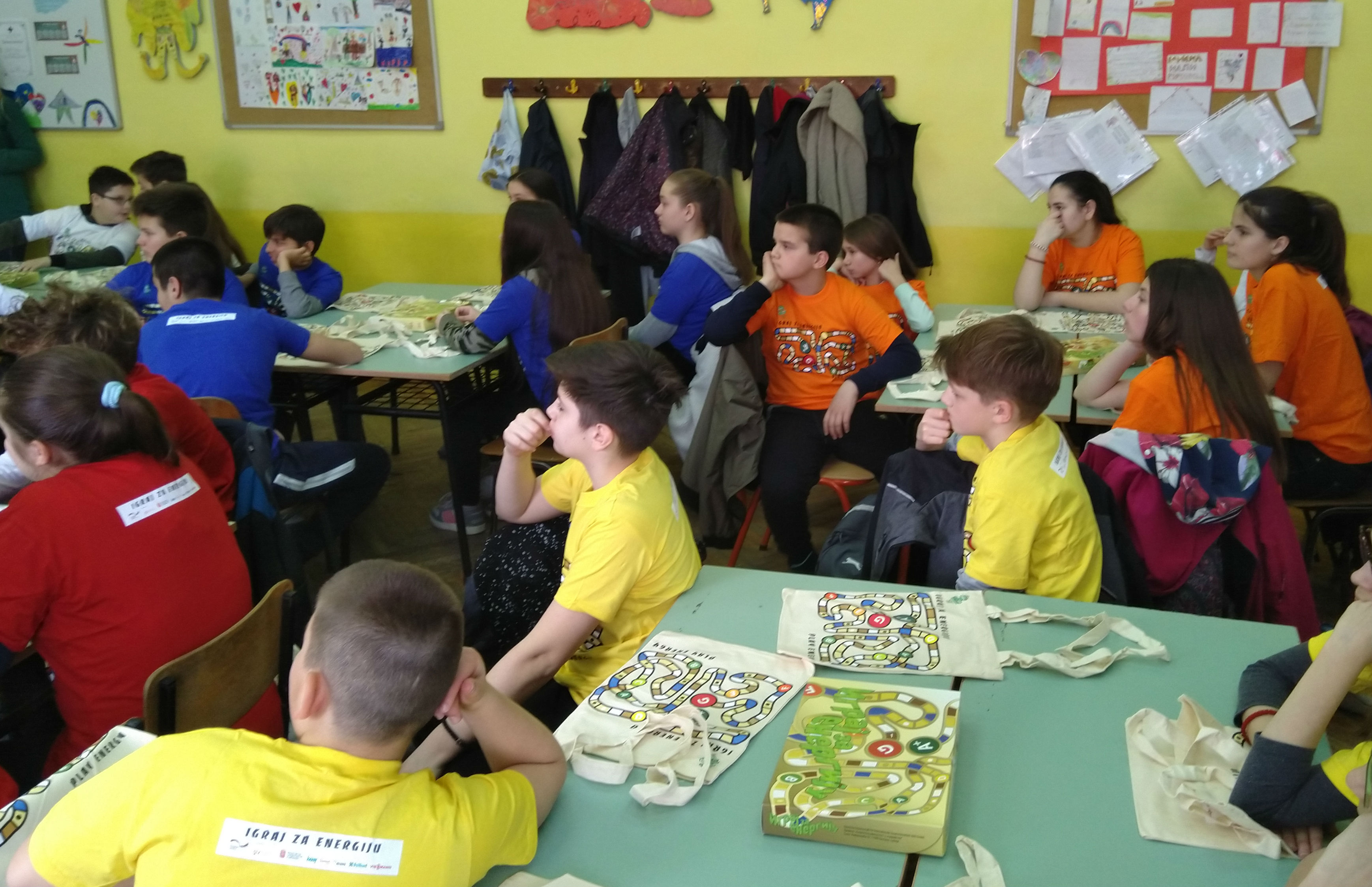 Deca su s paznjom pratila predavaje