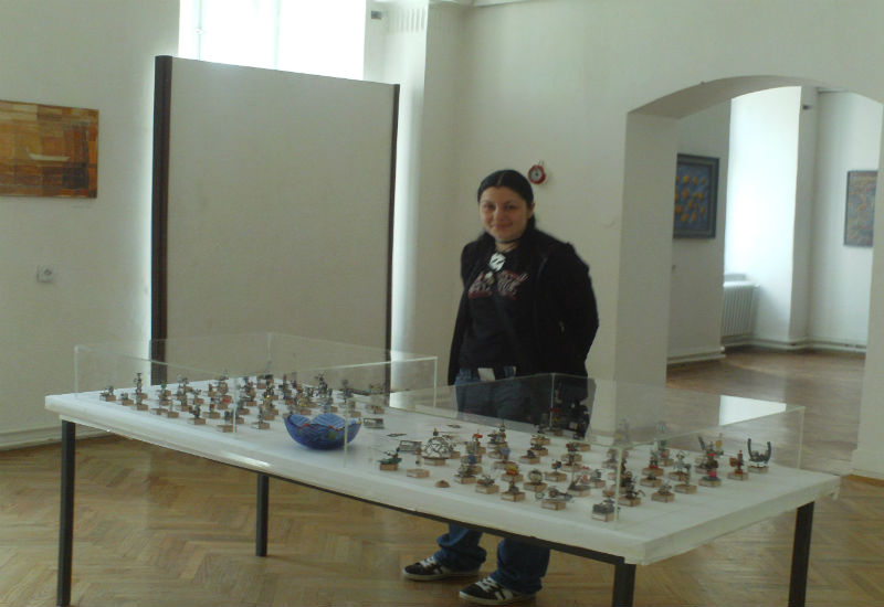 1 Maja Kozomora pored svojih robota od recikliranih materijala 2013