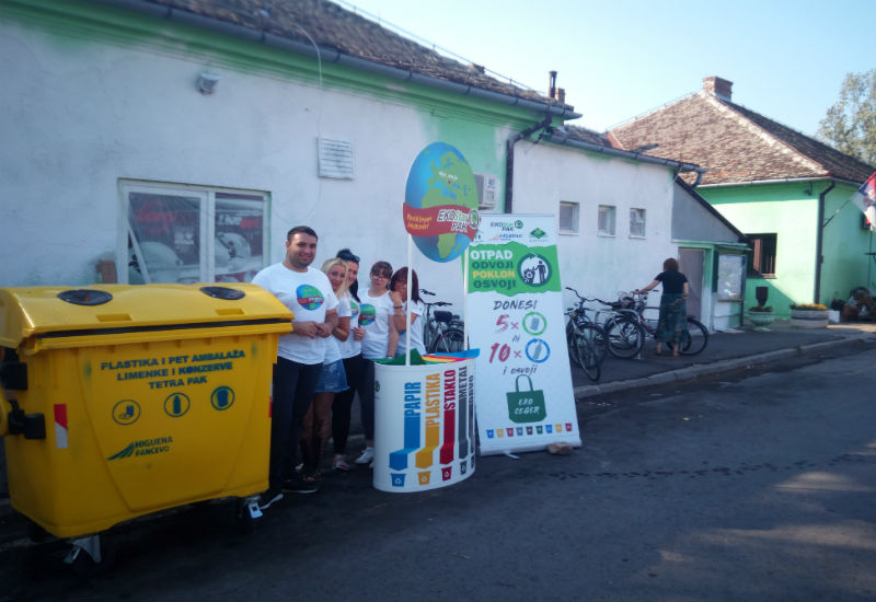 plato ispred upravne zgrade na zelenoj pijaci pancevo