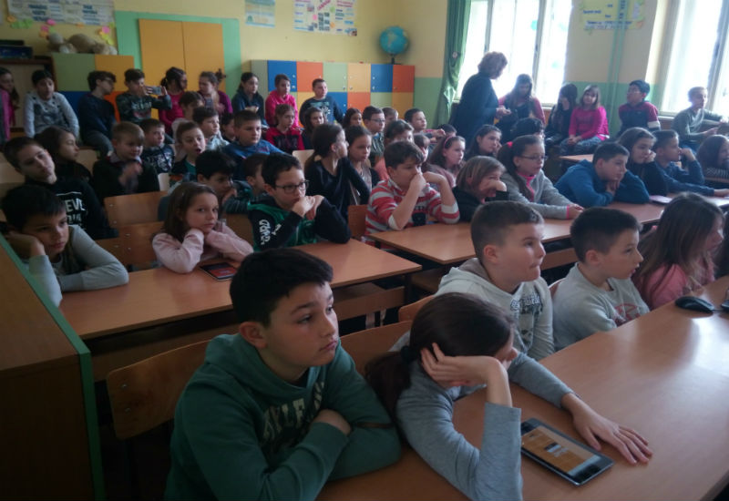 0 djaci os djura jaksic prate predavanje