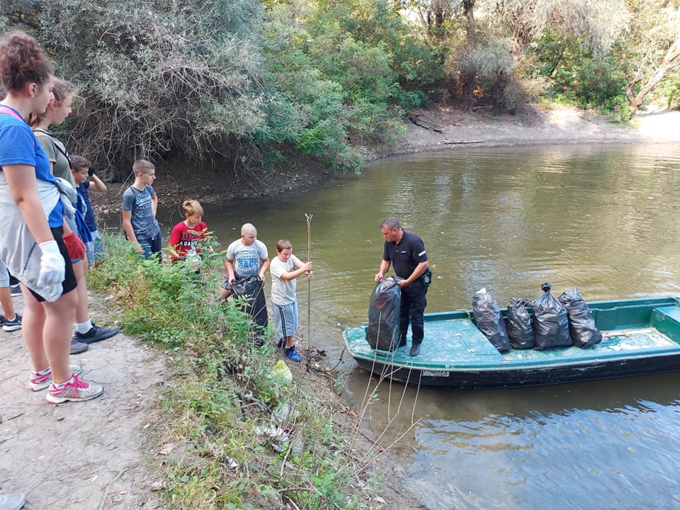 Opovo djaci ciste reku