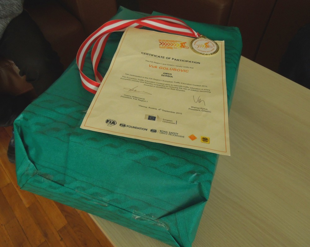 nagrada vuku za poznavanje saobracaja i diploma sa takmicenja e1456327417242