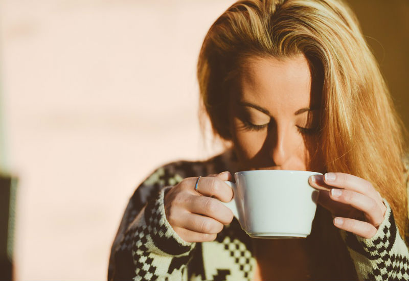 women drinking coffe