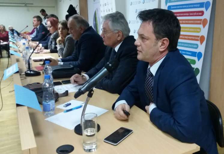 Ispred grada Pančeva, o pilot projektu &ldquo;Banatsko sunce za sve&rdquo;, koji finansira EU u okviru IPA programa, govorila je PR menadžer projekta Anđela Vila