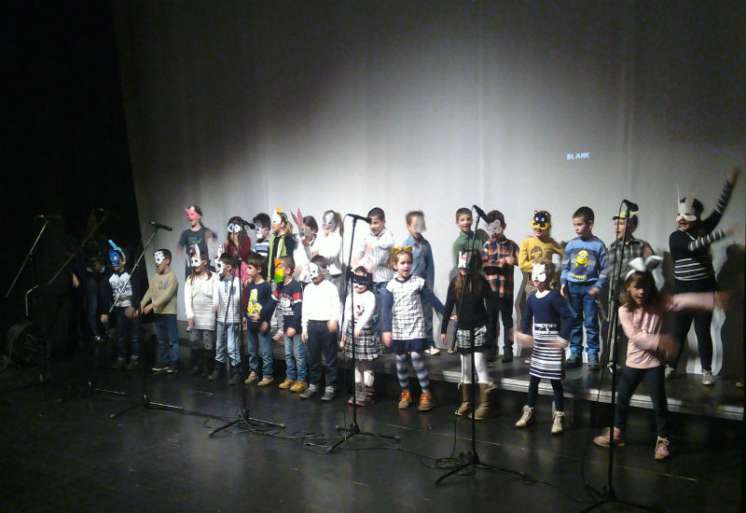 U priredbi su učestvovali svi učenici, od prvog do osmog razreda, kao i svi zaposleni u školi