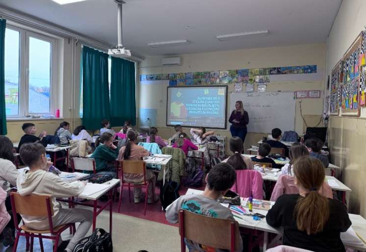 Deca iz osnovne &scaron;kole &bdquo;Sonja Marinković&ldquo; u Subotici pokazala su ogromno interesovanje za temu klimatskih promena tokom radionice održane u okviru projekta &bdquo;EkoMladi: Edukativna kampanja o klimatskim promenama za mlade&ldquo;