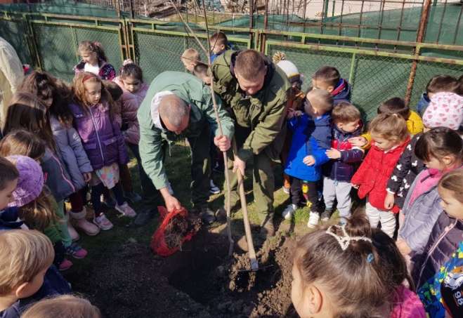 U vrtiću "Leptirić" deci je održano predavanje o važnosti očuvanja prirode i šuma i zajedno su zasadili drvo u dvorištu vrtića