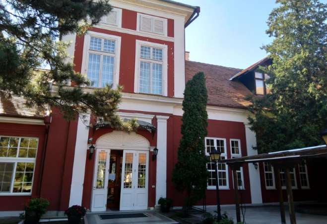 Lovački dvorac „Kaštel“ se nalazi u selu Ečka, na 60 km udaljenosti od Beograda i svega 7 km od Zrenjanina. Građen je u engleskom stilu, u periodu od 1816. do 1820. godine