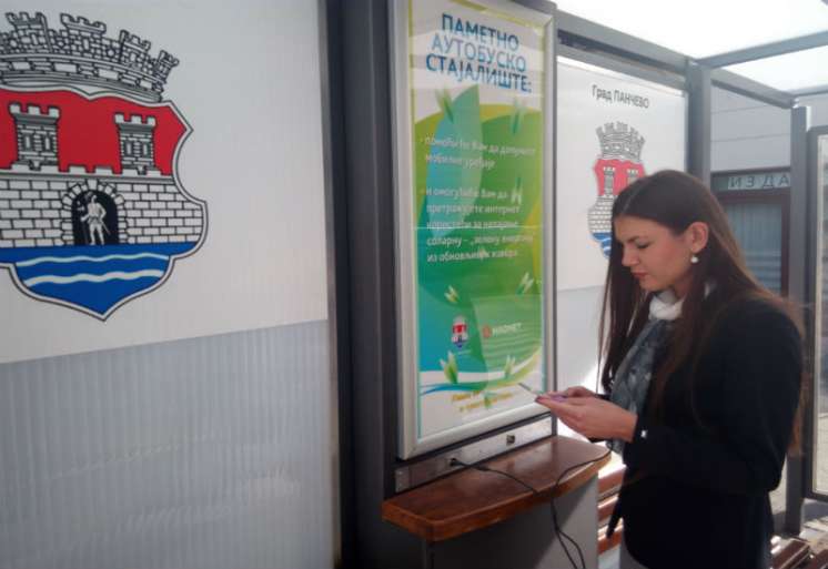 Katarina Banjai, članica Gradskog veća za za&scaron;titu životne sredine i održivi razvoj demonstrira punjenje mobilnog telefona na autobuskom stajali&scaron;tu