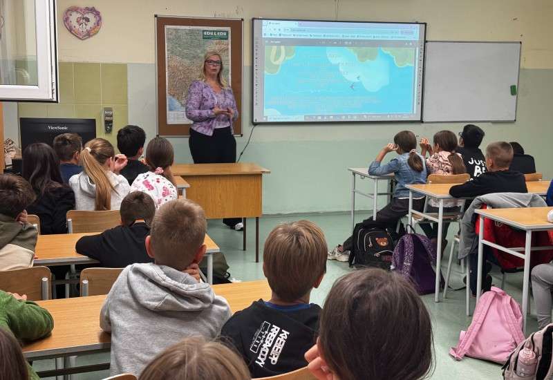 Kroz interaktivne zadatke i simbolične gestove, učenici su tokom radionice upoznavali komunikaciju među biljkama, značaj biodiverziteta, načine &scaron;tednje prirodnih resursa i važnost reciklaže za budućnost na&scaron;e planete