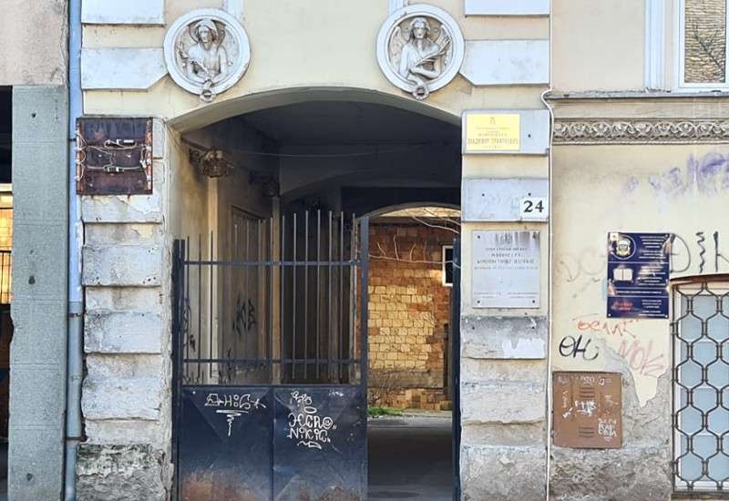 Spomen-ploče, za razliku od monumentalnih spomenika, najče&scaron;će su vezane za konkretna mesta &ndash; fasade kuća, javne ustanove, ulice ili trgove &ndash; i podsećaju na ličnosti, događaje ili važne istorijske trenutke