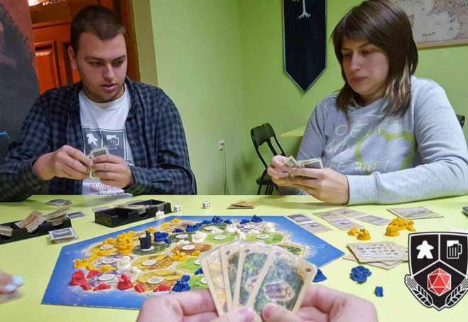 Natalija Kosara iz Kluba ljubitelja igara i fantastike d20 tokom jedne od društvenih igara