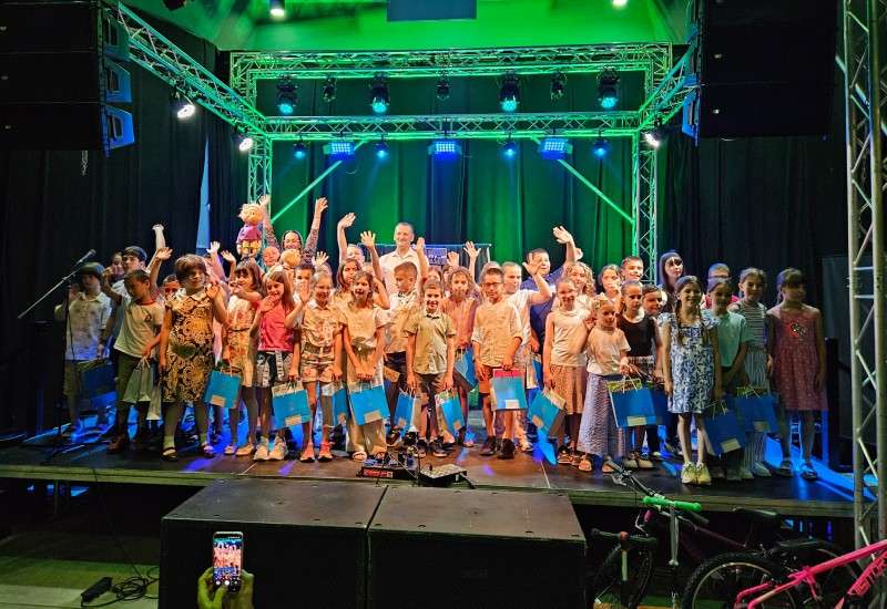 Predrag Stojadinov, zamenik gradonačelnika Pančeva je tom prilikom uručio nagrade i poklone učesnicima likovnog konkursa