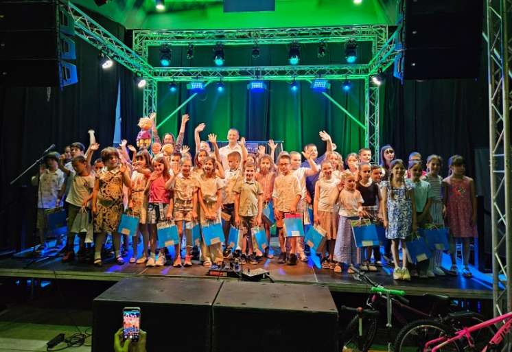 Predrag Stojadinov, zamenik gradonačelnika Pančeva je tom prilikom uručio nagrade i poklone učesnicima likovnog konkursa