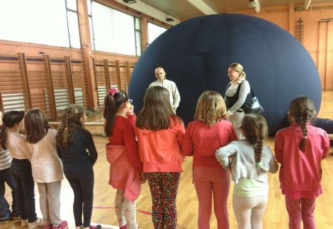 Kroz mobilni digitalni planetarijum je prošlo oko 300 učenika OŠ Isidora Sekulić u Pančevu