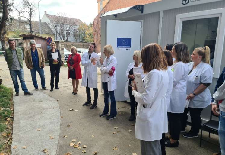 U dvori&scaron;tu Zavoda za javno zdravlje u Pančevu postavljen je veliki kontejner sa laboratorijom za ispitivanje zemlji&scaron;ta i vode nabavljen kroz ovaj IPA projekat