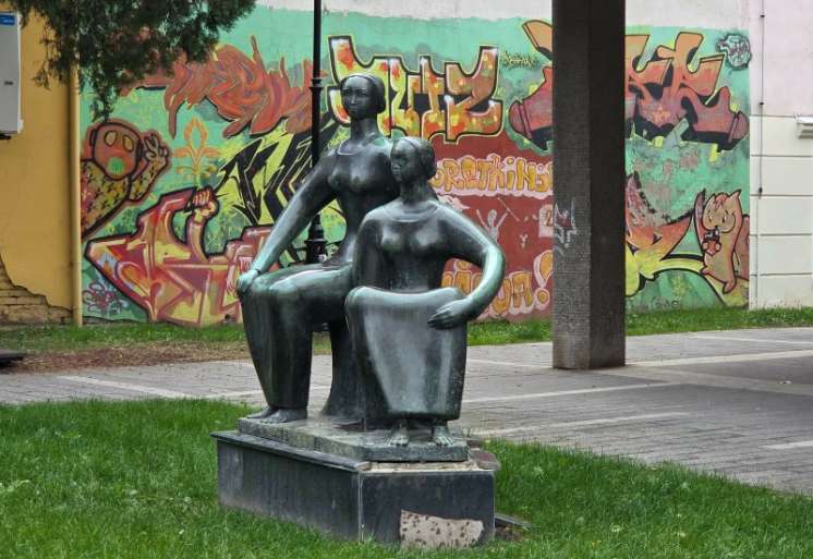 Jedna od najpoznatijih skulptura ovog vajara u Pančevu je skulptura &ldquo;Udovice&rdquo; (ili &ldquo;Dve žene&rdquo;) koja je 1973. godine postavljena ispred zgrade Gradske uprave Pančevo gde se i danas nalazi