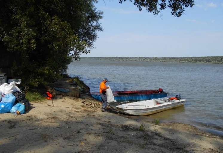 Čamcima se svakog utorka i petka odnosi otpad s ostrva Bela stena