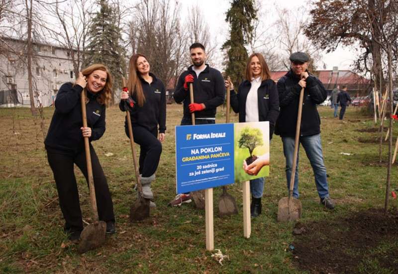 U saradnji sa lokalnom zajednicom, na zelenoj povr&scaron;ini u blizini maloprodajnog salona Forma Ideale i tržnog centra &bdquo;Maxi&ldquo; posađene su sadnice ukrasne &scaron;ljive