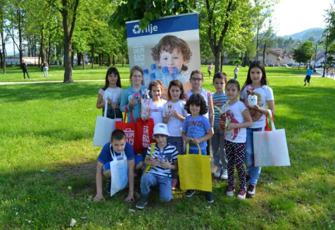 Izložba je deo projekta „Separacija za spas planete“, u okviru kojeg je u Arilju  dostignut stepen reciklaže od čak 7, 85%!