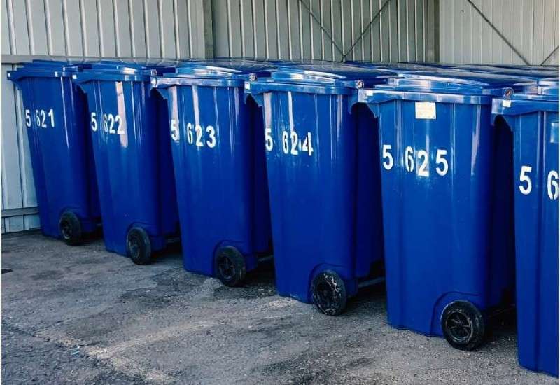 Svi stanovnici Dolova koji su registrovani korisnici usluga JKP-a &bdquo;Higijena&ldquo; Pančevo imaju pravo da besplatno preuzmu posudu namenjenu prikupljanju PET boca, papira, kartona, aluminijumskih i čeličnih limenki