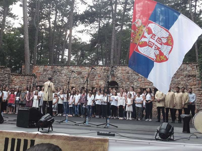 Deca pevaju himnu "Bože pravde" - Iskončići