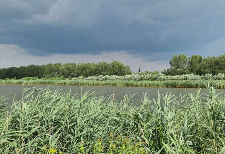 Okruženje naselja čine četiri jezera &ndash; Belo jezero, jezero Koča na čijoj je &bdquo;obali&ldquo; Belo blato, jezero Mika i jezero Joca