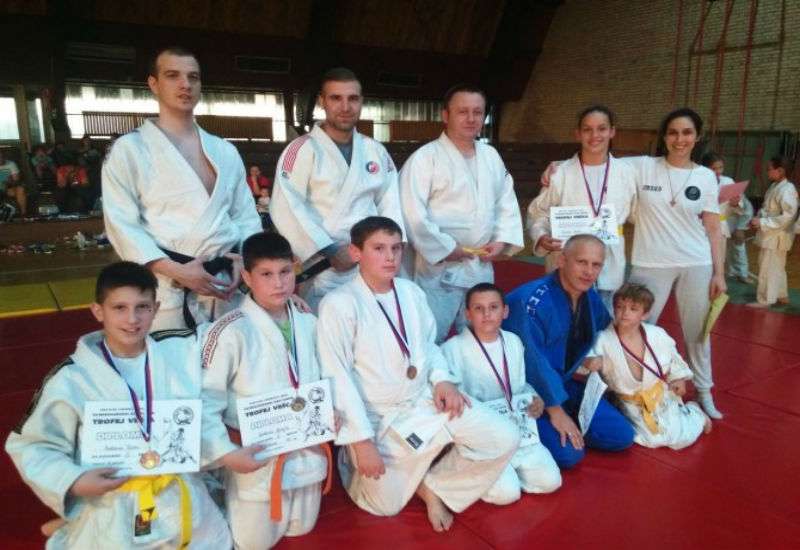 Džudisti kluba &ldquo;Jedinstvo&rdquo; iz Kačareva na takmičenju Trofej Vr&scaron;ca osvojili su dve srebrne i pet bronzanih medalja