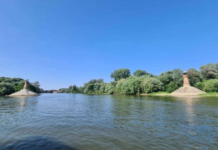 Pančevački svetionici, ili &bdquo;vodene kapije grada&ldquo;, kako ih jo&scaron; zovu, podignuti su 1909. godine u zlatno doba parobrodskog saobraćaja na Dunavu