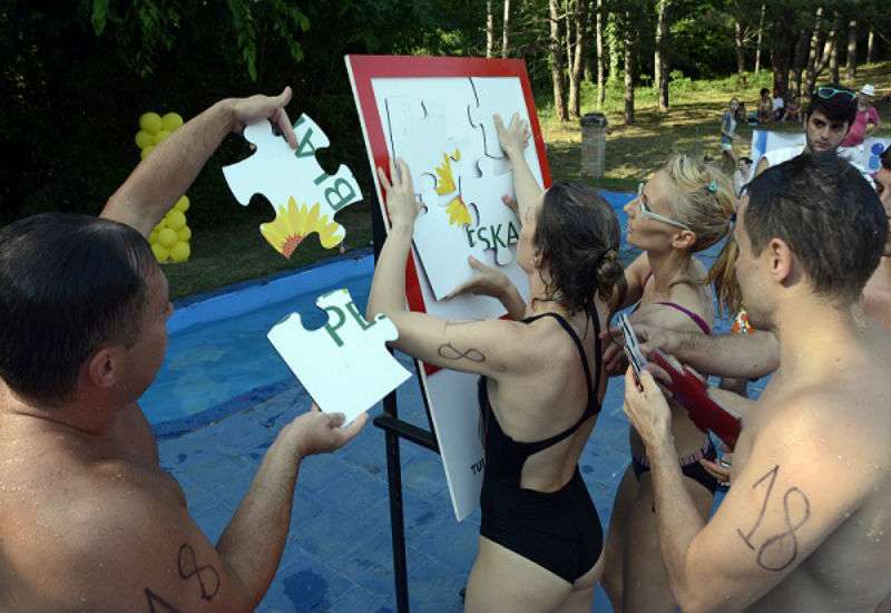 Na popularnom bazenu sa tremalnom vodom, u atraktivnom izleti&scaron;tu Devojački bunar, takmičilo se vi&scaron;e od 100 takmičara podeljenih u 20 timova
