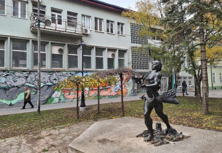 Jedna od najpoznatijih Jovovićevih skulptura u Pančevu je &bdquo;Sejač&ldquo;, postavljena u javnom prostoru i prepoznatljiva po snažnoj figuralnosti i smirenom dostojanstvu koje oda&scaron;ilje