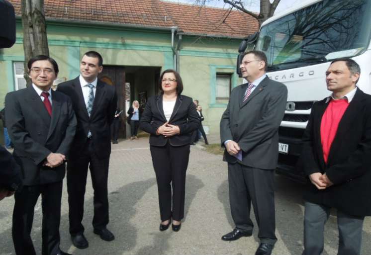 Svečanosti su prisustvovali Njegova Ekselencija Đuići Takahara ambasador Japana u Srbiji, ministarka poljoprivrede i za&scaron;tite životne sredine prof.dr Snežana Bogosavljević Bo&scaron;ković, gradonačelnik Pančeva Sa&scaron;a Pavlov i vr&scaron;ioc dužnosti direktora JKP &bdquo;Omoljica&rdquo; Đura Topalović