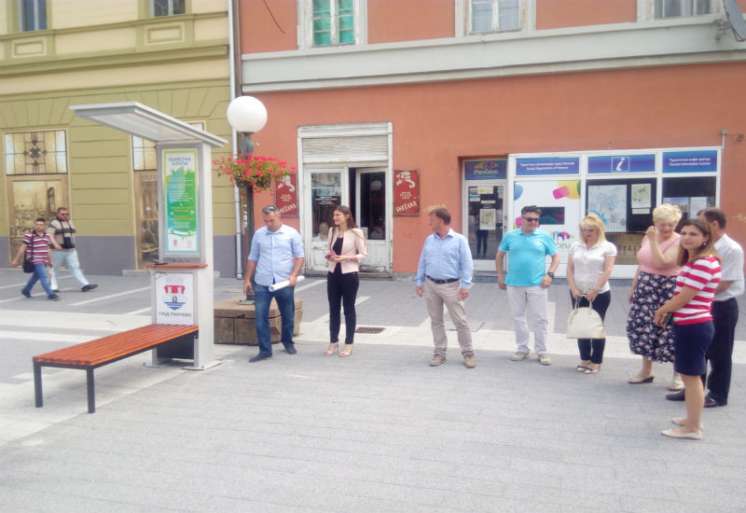 Klupa sadrži 3 USB priključka za punjenje mobilnih uređaja i sopstvenu LED rasvetu, a koristi isključivo solarno punjenje