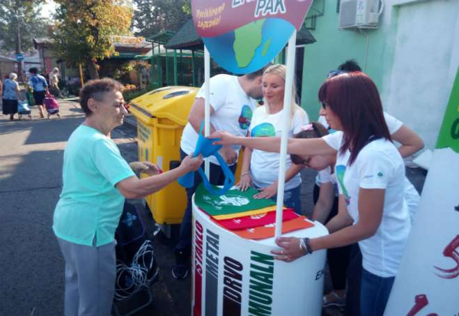 Građani donose ambalažu i odlažu je u namenski kontejner na pijaci u Pančevu a kao poklon dobijaju torbu