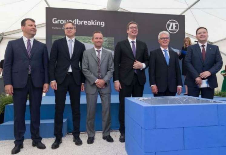  Polaganje kamena temeljca za novu fabriku kompanije ZF u Pančevu (sleva): Igor Mirović, predsednik Pokrajinske Vlade, Aksel Ditman, ambasador Savezne Republike Nemačke u Srbiji, Jerg Grotendorst, rukovodilac ZF divizije E-Mobility, Aleksandar Vučić, predsednik Republike Serbije, Mihael Hankel, član upravnog odbora kompanije ZF i Sa&scaron;a Pavlov, gradonačelnik Pančeva