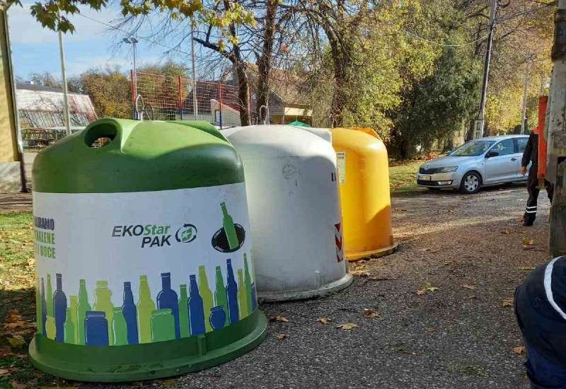 Kontejneri su postavljeni ispred pijace u Kačarevu