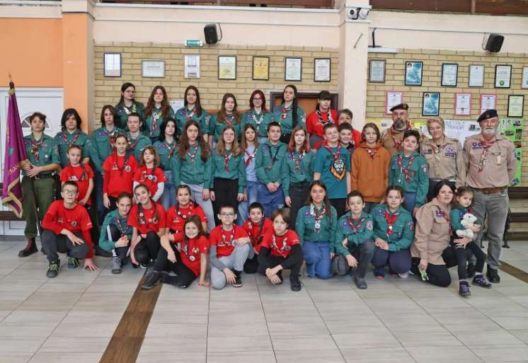 Paljenje logorske vatre, snalaženje u prostoru pomoću busole, vezivanje čvorova, učenje Morzeove azbuke i raznih ve&scaron;tina u prirodi &ndash; sve to rade izviđači, i mnogo vi&scaron;e od toga