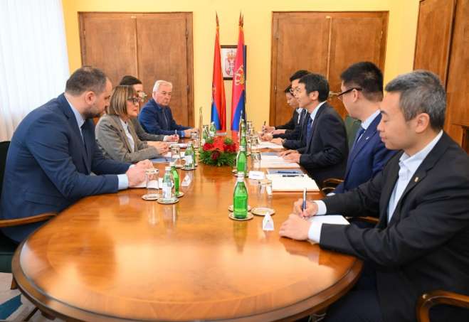 Realizacijom ove investicije - završetkom izgradnje i puštanjem u rad vetroelektrane „Vetrozelena“, koja će biti instalisane snage od 300 MW, kako je poručeno, pristup zelenoj energiji dobiće 180.000 stanovnika
