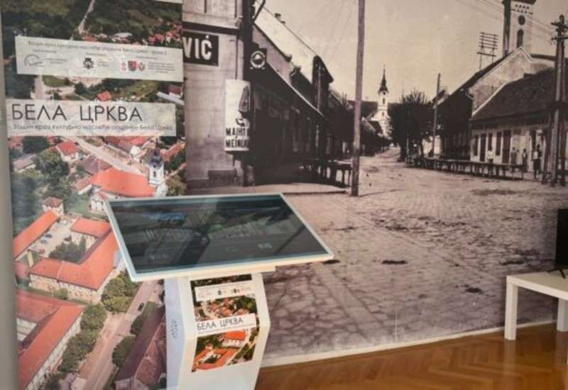 Projektom je predviđena nabavka jedinstvenog uređaja &ndash; info kioska, kao i izrada adekvatne aplikacije kako bi svi zainteresovani posetioci mogli samostalno da istražuju o kulurnom nasleđu