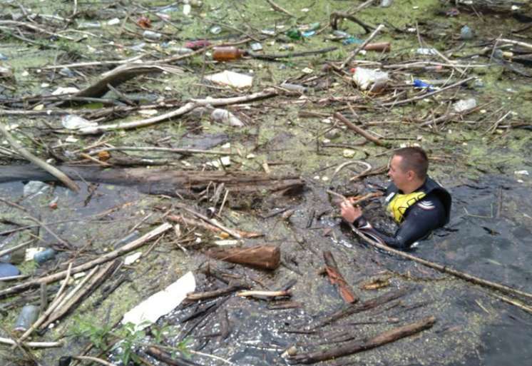 Nikola Stoilković, direktor Turističke organizacije Pančevo učestvovao je u akciji či&scaron;ćenja otpada iz reke Tami&scaron;