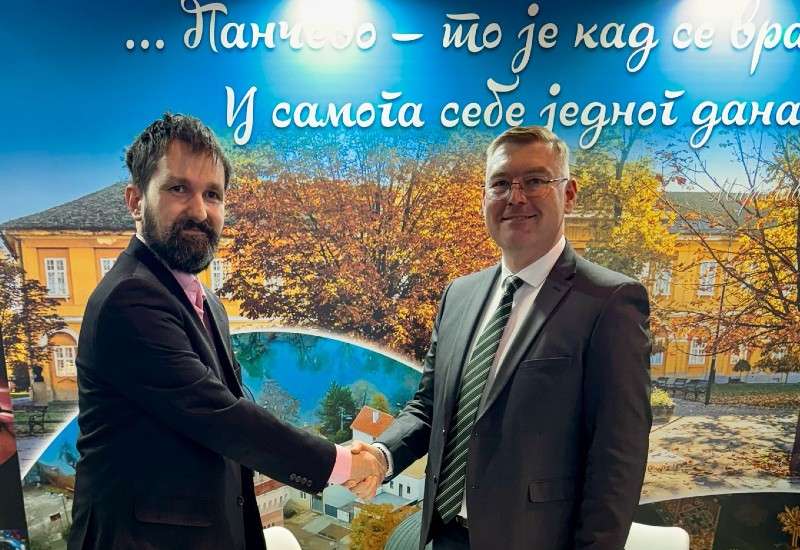 Irimie Mihai Gabriel, gradonačelnik Soimu&scaron;a u Rumuniji posetio je 46.  Međunarodni sajam turizma u Beogradu gde je na &scaron;tandu Turističke organizacije grada Pančeva potpisao memorandum o saradnji u oblasti turizma sa turističkom agencijom Grof travel iz Pančeva