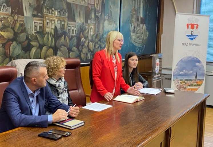 Sastanku su prisustvovali Katarina Banjai, članica Gradskog veća Grada Pančeva zadužena za za&scaron;titu životne sredine i održivi razvoj, mr Tatjana Božić, članica Gradskog veća Grada Pančeva zadužena za obrazovanje, v.d. direktora JKP &bdquo;Higijena&ldquo; Pančevo, Boban Đurđev, kao i predstavnici Sekretarijata za za&scaron;titu životne sredine
